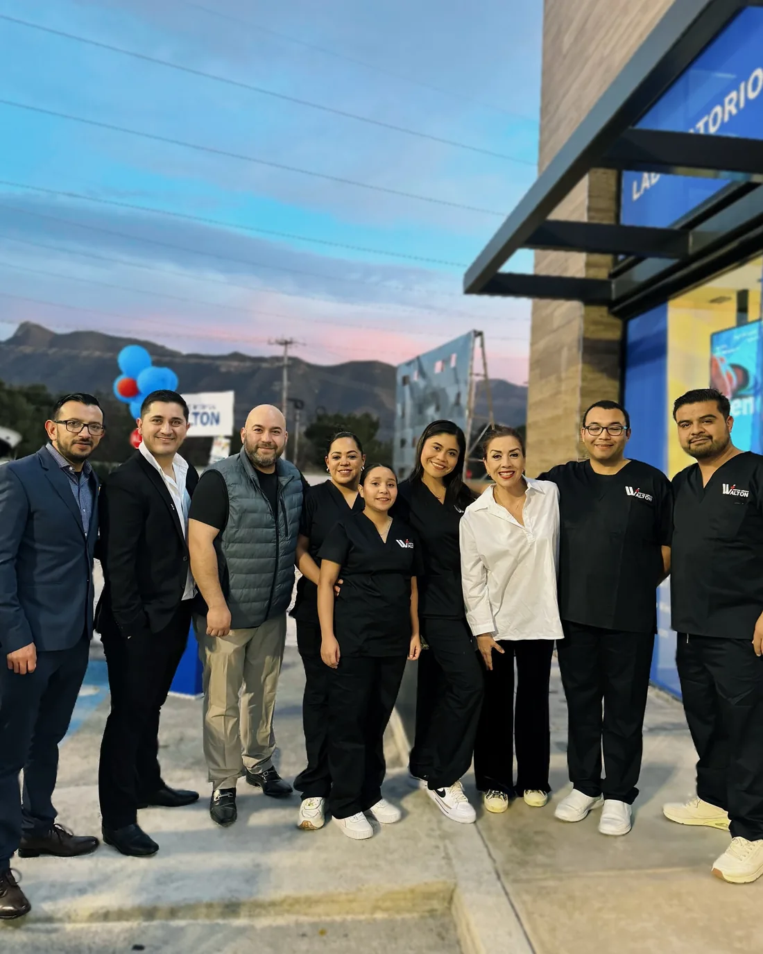 Equipo de Centro Médico Walton frente a la clínica